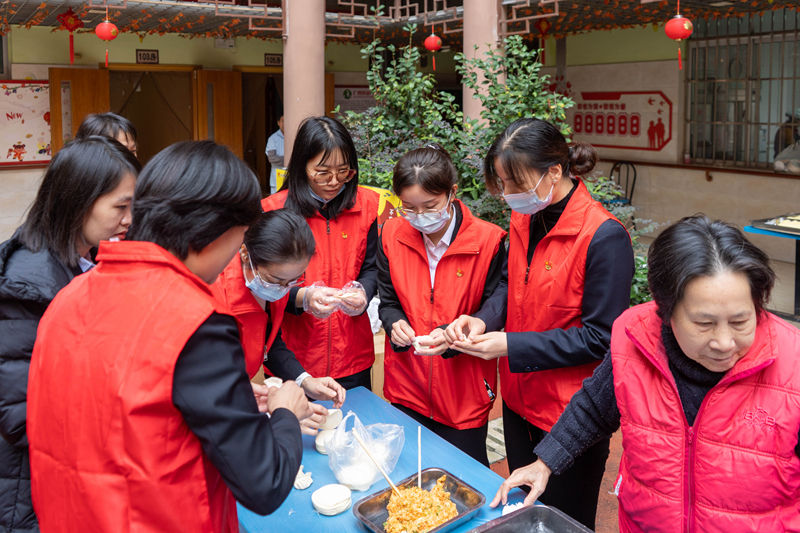 威寧酒店公司機(jī)關(guān)和五象山莊聯(lián)合黨支部給老人們包餃子.jpg